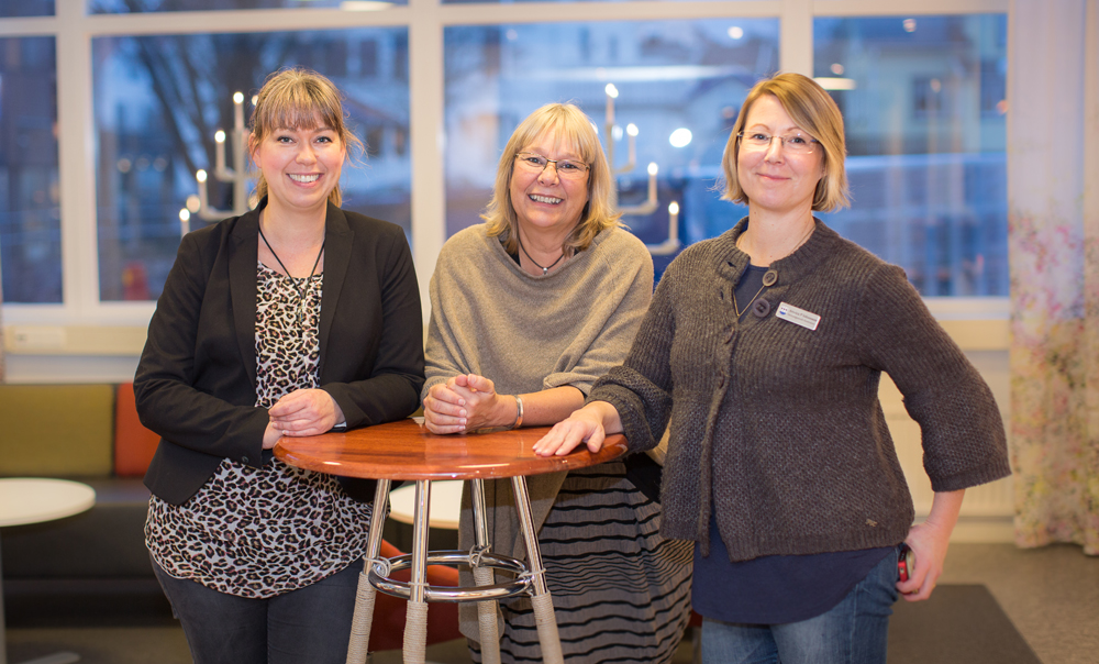 Kristina Olsson, Catarina Jutendahl och Annica Johansson på Socialtjänsten i Stenungsund. Foto: Ingela Vågsund