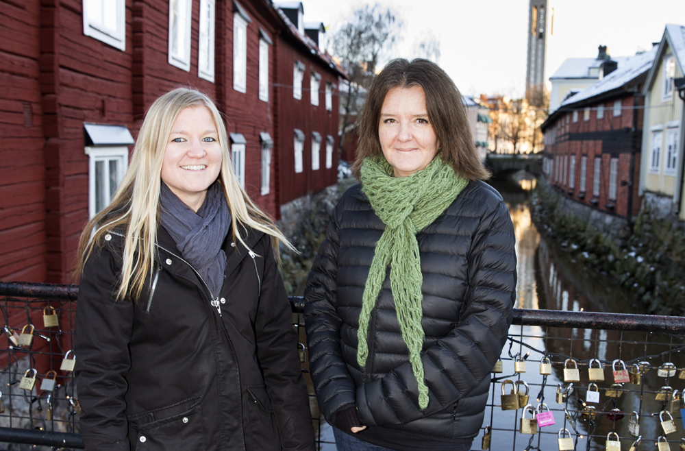 Minna Kuosmanen och Petra Svensson, seniorhandläggare vid socialtjänsten i Västerås. Foto: Per Groth