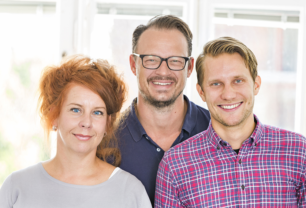 Ulf Ramsin Andersson (mitten), vd för CareOn­Demand. Här med Malin Bäckman, konsultservice och Simon Herrman, rekryterare. Foto: Gonzalo Irigoyen