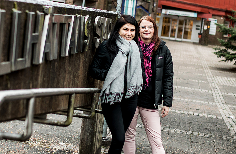 Laila Mällinen och Anna Kuusela, socialsekreterare vid Utredningsgruppen Barn och Unga. Foto: Sebastian LaMotte