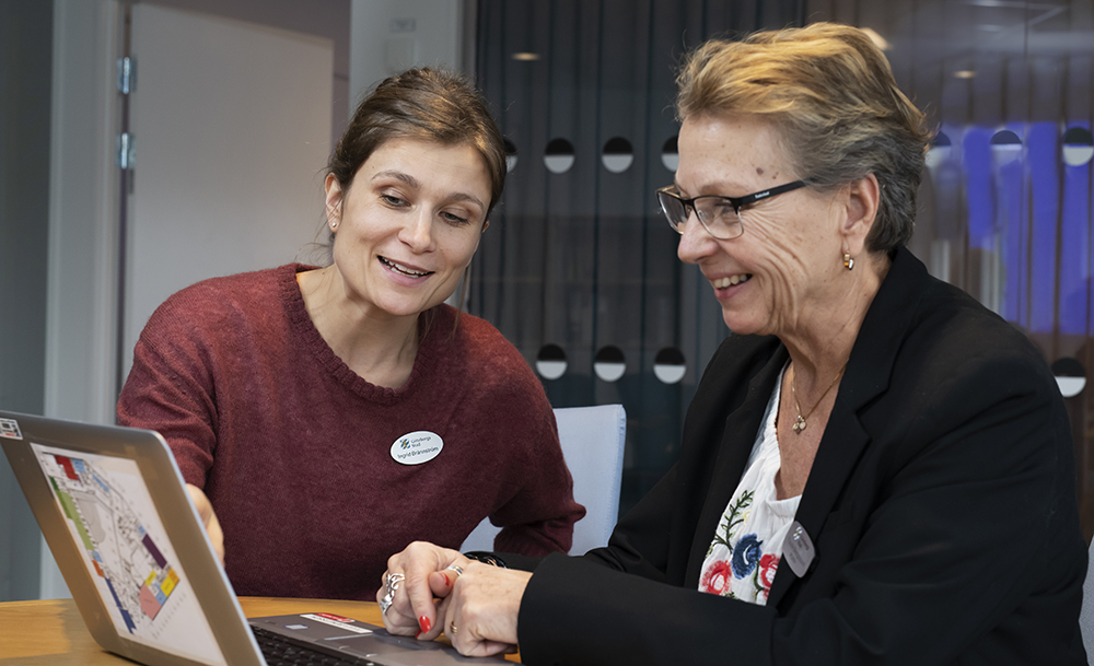 Ingrid Brännström, processledare plattformen myndighetsutövning funktionshinder och Tuula Bengtsson, enhetschef för stöd- och försörjningsenheten i SDF Centrum. Foto: Julia Sjöberg