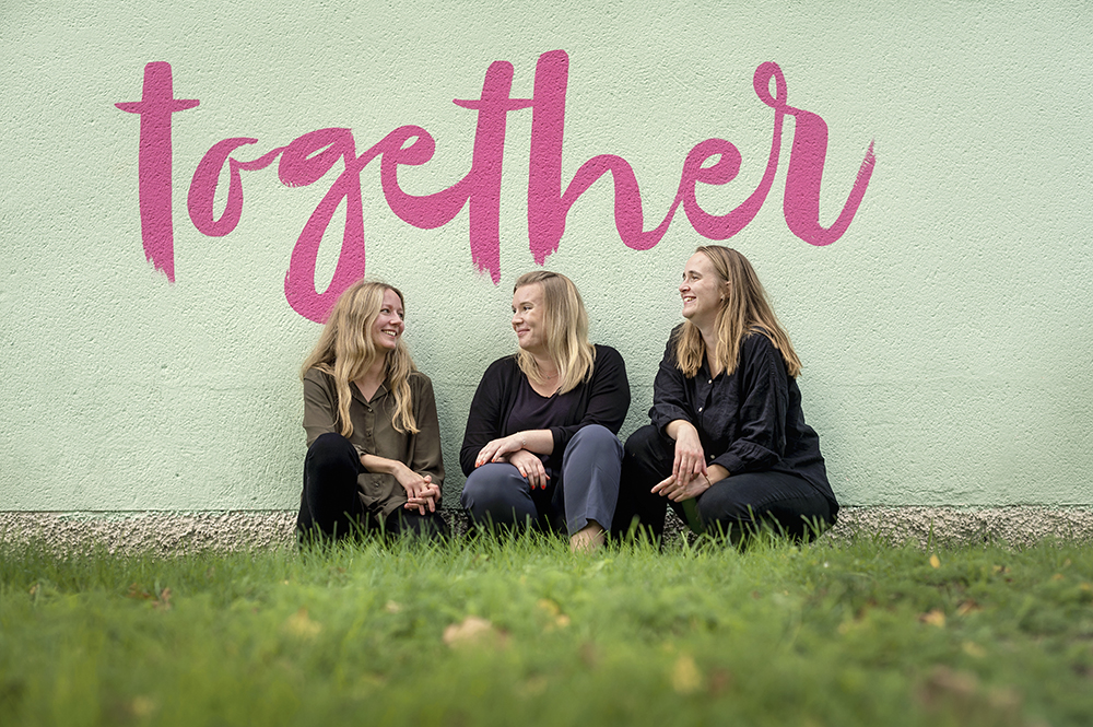 Karin Wallberg, Rebecca Andersson och Mikaela Gustafsson trivs på socialtjänsten i Katrineholm. Foto: Anna Eriksson