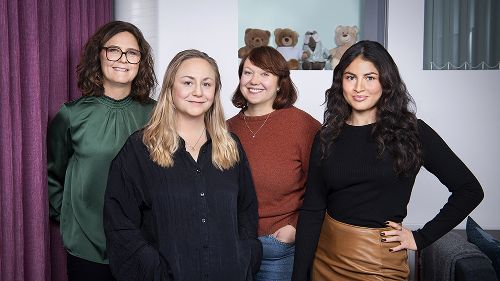 Ulrika Thieme Högberg, Cecilia Wilson, Sara Andersson och Samantha Foran Sanchez är överens om att en stor fördel med arbetet inom Göteborgs stad är de fantastiska kollegorna. Foto: Lisa Jabar / AnnalisaFoto